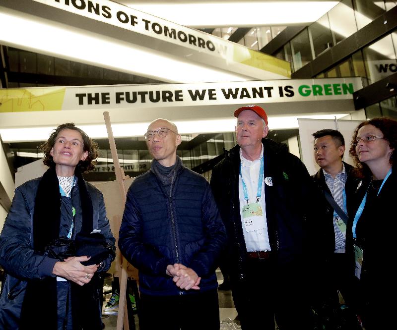 环境局局长黄锦星（左二）十月十一日（哥本哈根时间）参与丹麦哥本哈根市举办的可持续方案之旅，了解当地的绿色未来发展。