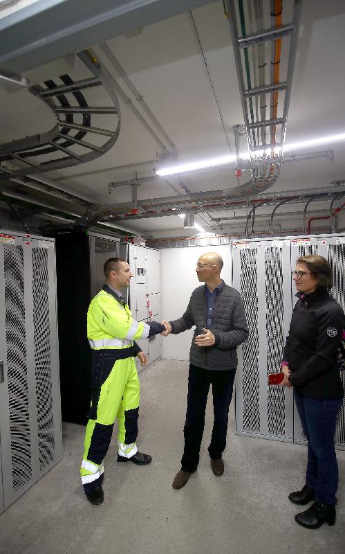 環境局局長黃錦星（中）十月十二日（哥本哈根時間）參觀丹麥哥本哈根智慧城市能源實驗室EnergyLab Nordhavn，了解當地未來能源方案。