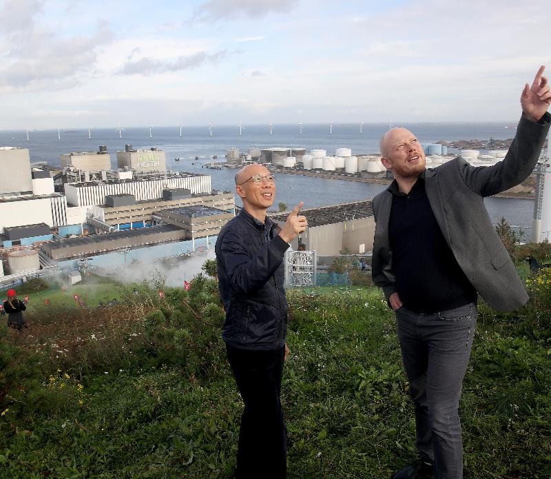 The Secretary for the Environment, Mr Wong Kam-sing (left), visited Amager Bakke, a major state-of-the-art waste-to-energy facility in Copenhagen, Denmark on October 12 (Copenhagen time) to understand how municipal solid waste are being turned into energy in a highly efficient way.