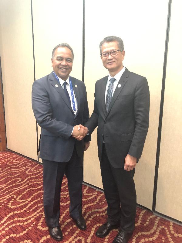 The Financial Secretary, Mr Paul Chan (right), yesterday (October 14, Santiago time) attended the Asia-Pacific Economic Cooperation Finance Ministers' Retreat in Santiago, Chile. Photo shows Mr Chan meeting with the Deputy Minister of Finance of Malaysia, Dato' Haji Amiruddin bin Haji Hamzah. 
