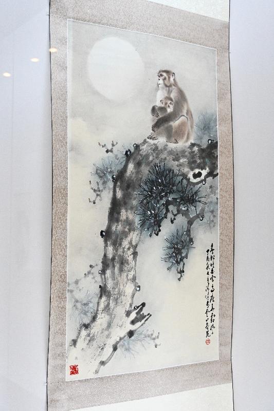 The opening ceremony for the exhibition "Boundless Nature - The Art of Lo Ching Yuan" was held today (October 15) at the Hong Kong Heritage Museum. Photo shows "Looking at the Moon", a work of ink and colour on paper.