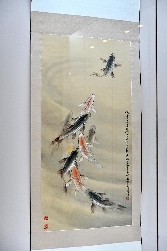 The opening ceremony for the exhibition "Boundless Nature - The Art of Lo Ching Yuan" was held today (October 15) at the Hong Kong Heritage Museum. Photo shows "Swim to the Top", a work of ink and colour on paper.