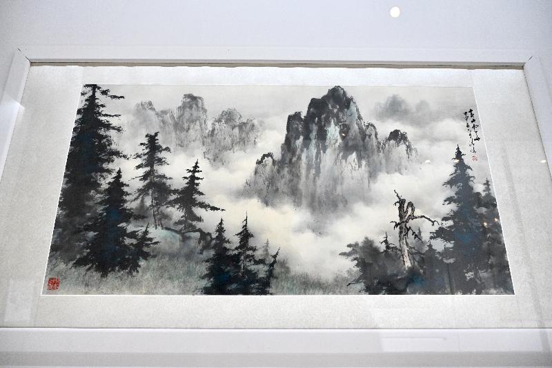 The opening ceremony for the exhibition "Boundless Nature - The Art of Lo Ching Yuan" was held today (October 15) at the Hong Kong Heritage Museum. Photo shows "Mount Huangshan in the Sea of Clouds", a work of ink and colour on paper.