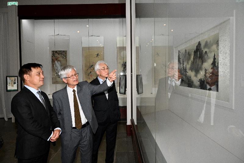 The opening ceremony for the exhibition "Boundless Nature - The Art of Lo Ching Yuan" was held today (October 15) at the Hong Kong Heritage Museum. Photo shows artist Mr Lo Ching-yuan (centre) introducing exhibits to the Assistant Director of Leisure and Cultural Services (Heritage and Museums), Mr Chan Shing-wai (left) and College Honorary Fellow of the New Asia College of the Chinese University of Hong Kong Professor Richard Ho (right).