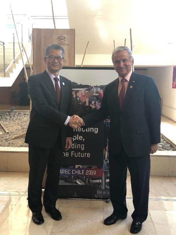 The Financial Secretary, Mr Paul Chan, yesterday (October 15, Santiago time) attended the Asia-Pacific Economic Cooperation Finance Ministers' Meeting (FMM) in Santiago, Chile. At the margin of the FMM, Mr Chan (left) called on the Minister of Finance of the Government of Chile, Mr Felipe Larrain Bascuñán.
