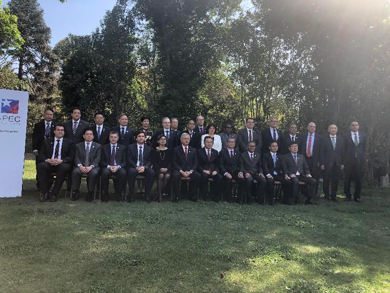 財政司司長陳茂波昨日（聖地亞哥時間十月十五日）在智利聖地亞哥出席亞太區經濟合作組織財政部長會議。圖示陳茂波（前排右四）與其他出席會議的官員合照。