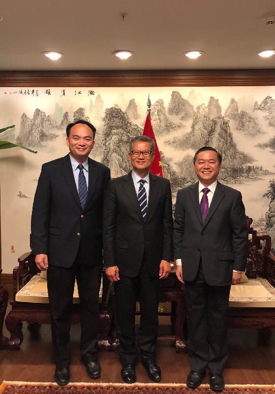 The Financial Secretary, Mr Paul Chan (centre), yesterday (October 16, Eastern Standard Time) paid a courtesy call on the Acting Consul General of the People's Republic of China (PRC) in New York, Mr Wang Lei (first right); and Deputy Consul General of the PRC in New York, Mr Li Shipeng (first left), in New York, United States. 