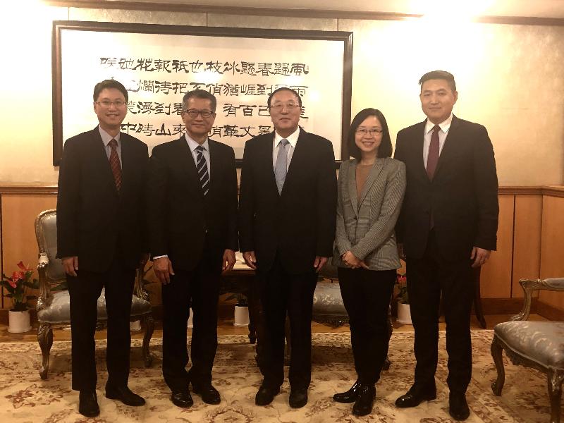 The Financial Secretary, Mr Paul Chan (second left), yesterday (October 16, Eastern Standard Time) paid a courtesy call on the Permanent Representative of the People's Republic of China (PRC) to the United Nations, Mr Zhang Jun (centre), in New York, United States. Also present were the Hong Kong Commissioner for Economic and Trade Affairs, USA, Mr Eddie Mak (first left) and the Director of Hong Kong Economic and Trade Office in New York, Ms Joanne Chu (second right).