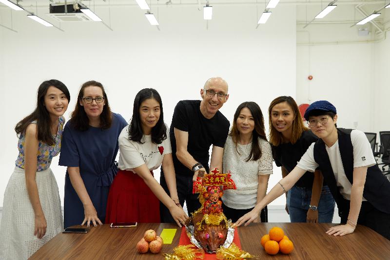 英国视觉内容创作公司I Heart Studios今日（十月十七日）宣布在香港开设亚洲首间工作室。图为该公司的环球行政总裁林寿博（中）及他的香港团队。