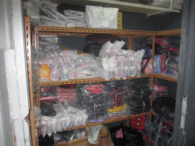 Hong Kong Customs yesterday (October 16) conducted a special operation against the sale of infringing goods at a fixed-pitch hawker stall in Mong Kok. About 1 800 items of suspected infringing goods including handbags, wallets, pencil cases, key holders and rucksacks, with an estimated market value of about $840,000, were seized. Photo shows the upstairs storage of the hawker stall.