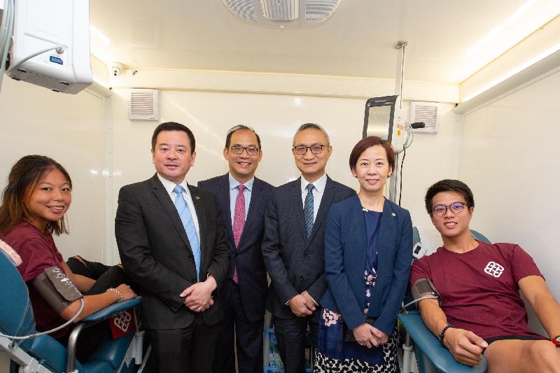 The blood donation vehicle of the Hong Kong Red Cross Blood Transfusion Service (BTS) made its debut on campus today (October 17) at the Hong Kong Polytechnic University (PolyU). Photo shows the Under Secretary for Food and Health, Dr Chui Tak-yi (third right); the Chief Executive and Medical Director of the BTS, Dr C K Lee (third left); the Executive Vice President of PolyU, Dr Miranda Lou (second right); the Vice President (Student Affairs) of PolyU, Professor Ben Young (second left), with two student blood donors on the blood donation vehicle. Dr Lou encouraged students to play a broader role in the University's Social Responsibility programme by giving blood.
