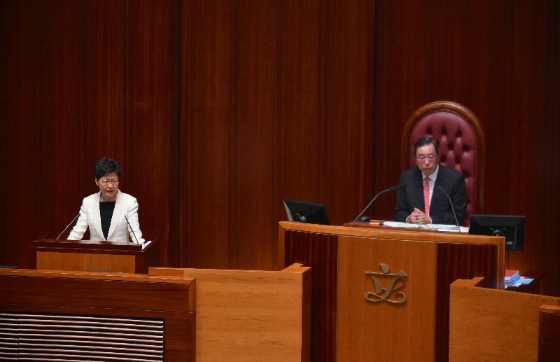 行政長官林鄭月娥（左）今日（十月十七日）在立法會出席《行政長官2019年施政報告》答問會。
