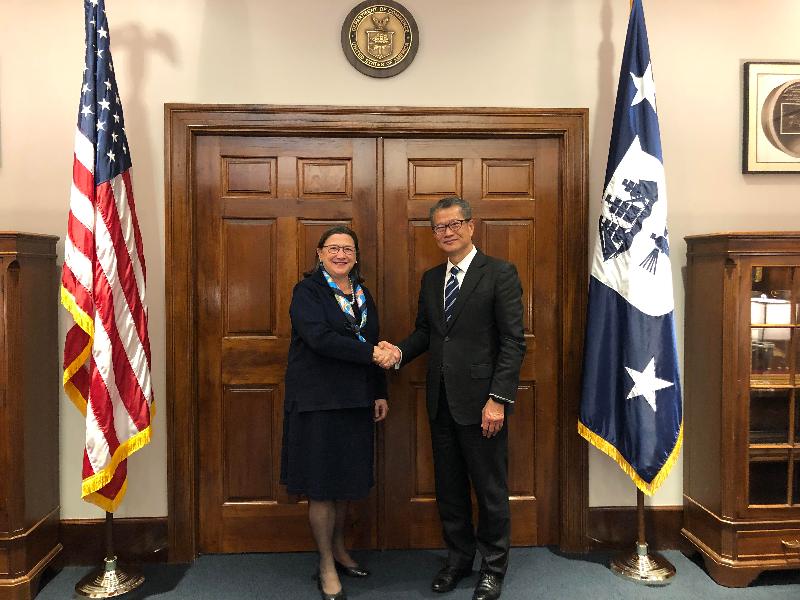 The Financial Secretary, Mr Paul Chan (right), meets with the Deputy Secretary of Commerce of the US Department of Commerce, Ms Karen Dunn Kelley yesterday (October 17, Eastern Standard Time) in Washington, DC, the United States.
