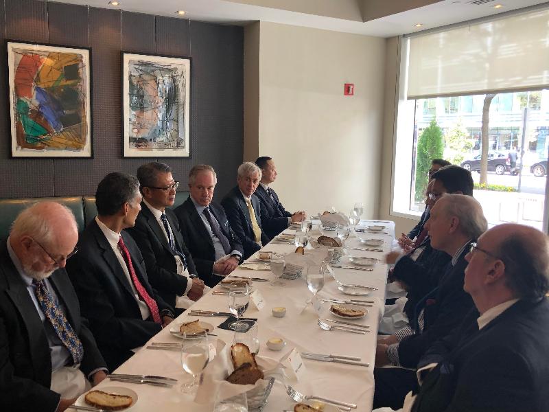 財政司司長陳茂波（左三）昨日（美國東岸時間十月十七日）在美國華盛頓與包括卡托研究所和布魯金斯學會的美國智庫代表進行午餐會議。
