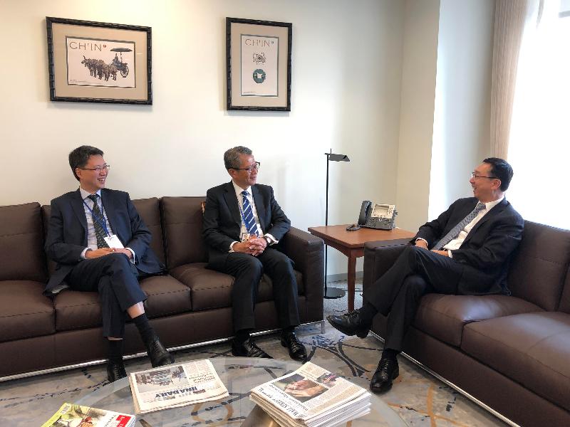 財政司司長陳茂波（中）和香港駐美國總經濟貿易專員麥德偉（左）昨日（美國東岸時間十月十七日）在美國華盛頓與國際貨幣基金組織副總裁張濤（右）會晤。