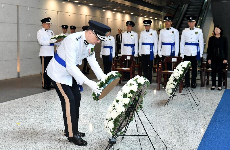 The Hong Kong Police Force held a ceremony at the Police Headquarters this morning (October 18) to pay tribute to members of the Hong Kong Police Force and Hong Kong Auxiliary Police Force who have given their lives in the line of duty. Photo shows the Commissioner of Police, Mr Lo Wai-chung, laying a wreath in front of the Books of Remembrance in which the names of the fallen are inscribed.