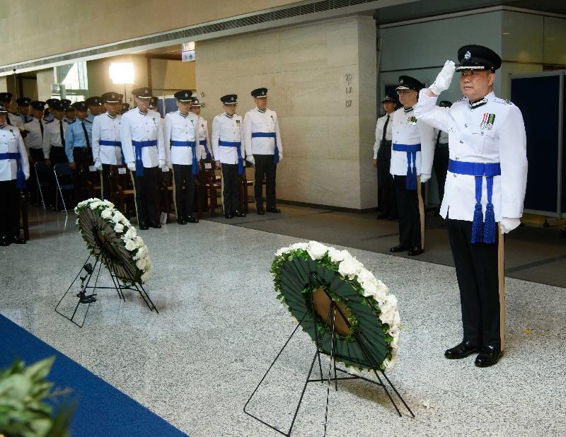 The Hong Kong Police Force held a ceremony at the Police Headquarters this morning (October 18) to pay tribute to members of the Hong Kong Police Force and Hong Kong Auxiliary Police Force who have given their lives in the line of duty. Photo shows the Commandant of the Hong Kong Auxiliary Police Force, Mr Yang Joe-tsi (first right), paying tribute in front of the Books of Remembrance in which the names of the fallen are inscribed.