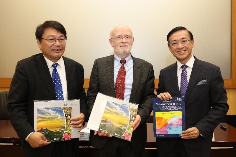The Director of the Hong Kong Observatory, Mr Shun Chi-ming, jointly hosted an academic session with two Working Group (WG) Co-chairs of the United Nations Intergovernmental Panel on Climate Change, namely Professor Panmao Zhai of WG I and Professor Hans-Otto Pörtner of WG II, on the impact of climate change yesterday (October 17). Mr Shun (right) is pictured with Professor Zhai (left) and Professor Pörtner (centre).