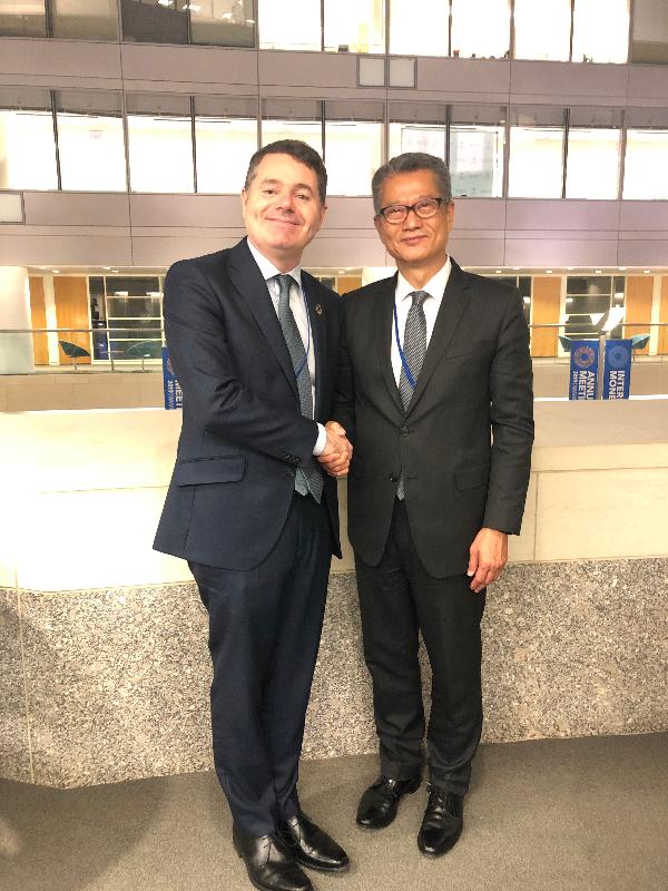 The Financial Secretary, Mr Paul Chan (right), yesterday (October 18, Eastern Standard Time) met with the Minister for Finance and Minister for Public Expenditure and Reform of Ireland, Mr Paschal Donohoe, in Washington, DC, the United States.