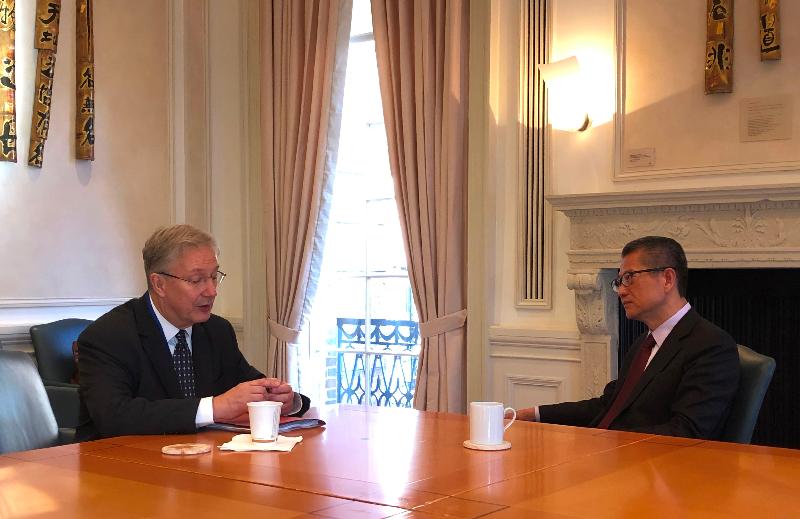 財政司司長陳茂波（右）昨日（美國東岸時間十月十九日）在華盛頓與國際資本市場協會總裁馬丁‧謝克會晤。