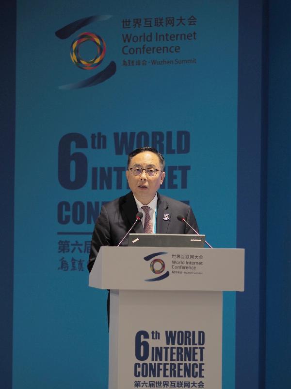 創新及科技局局長楊偉雄今日（十月二十日）於烏鎮出席第六屆世界互聯網大會，在海峽兩岸暨香港、澳門互聯網發展論壇上發言。 