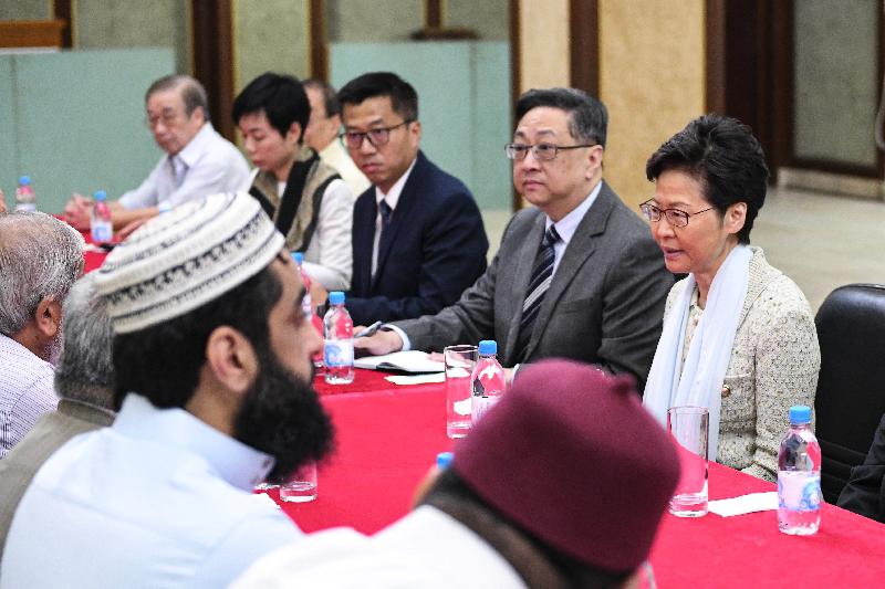 The Chief Executive, Mrs Carrie Lam (first right), together with the Commissioner of Police, Mr Lo Wai-chung (second right), today (October 21) paid a visit to the Kowloon Masjid and Islamic Centre in Tsim Sha Tsui to meet with representatives of the Incorporated Trustees of the Islamic Community Fund of Hong Kong and other leaders of the local Muslim community.