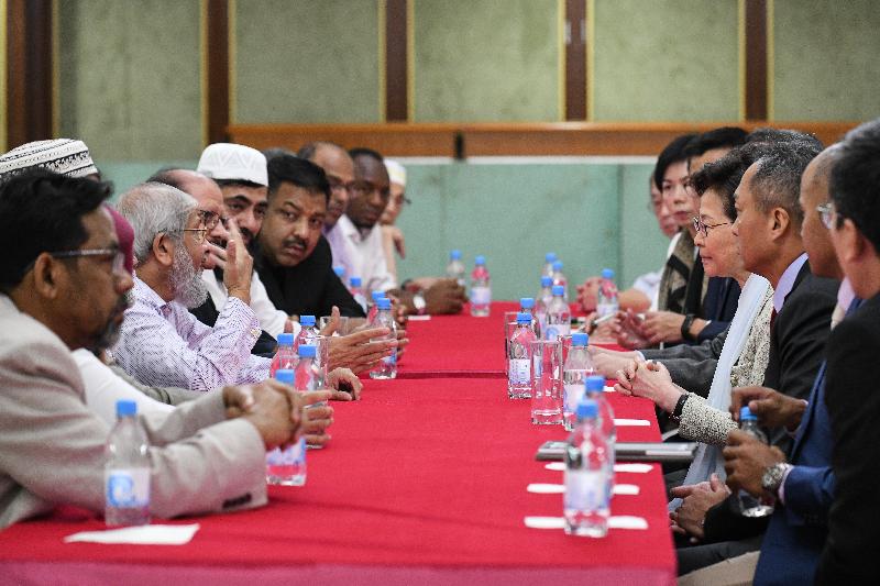 The Chief Executive, Mrs Carrie Lam (fourth right), today (October 21) paid a visit to the Kowloon Masjid and Islamic Centre in Tsim Sha Tsui to meet with representatives of the Incorporated Trustees of the Islamic Community Fund of Hong Kong and other leaders of the local Muslim community.