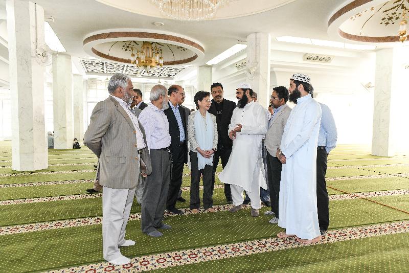 The Chief Executive, Mrs Carrie Lam (centre), today (October 21) paid a visit to the Kowloon Masjid and Islamic Centre in Tsim Sha Tsui to meet with representatives of the Incorporated Trustees of the Islamic Community Fund of Hong Kong and other leaders of the local Muslim community.