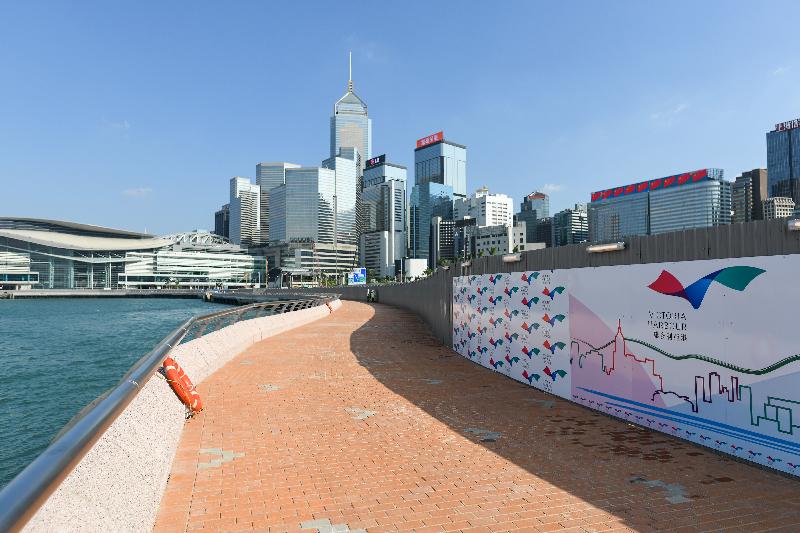 Adopting an incremental approach, the Development Bureau today (October 21) officially opens the promenade connecting Tamar and the Hong Kong Convention and Exhibition Centre in Wan Chai 15 months ahead of the original schedule. This connector links the 4.5-kilometre promenade between Shek Tong Tsui and Wan Chai, forming the longest waterfront promenade within Victoria Harbour by far.
