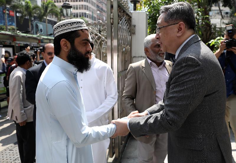 The Commissioner of Police, Mr Lo Wai-chung (right), exchanges with Mr Mufti Muhammad Arshad (left), leader of local Muslim community.