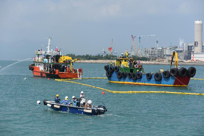 Two annual marine pollution response joint exercises, codenamed Oilex 2019 and Maritime Hazardous and Noxious Substances (HNS) 2019, were conducted by various government departments this morning (October 22) off the western coast of Lamma Island to test their marine pollution responses in the event of spillage of oil and HNS in Hong Kong waters. Photo shows an oil combat team deploying floating booms and setting up barrier booms to prevent the spill from spreading. 