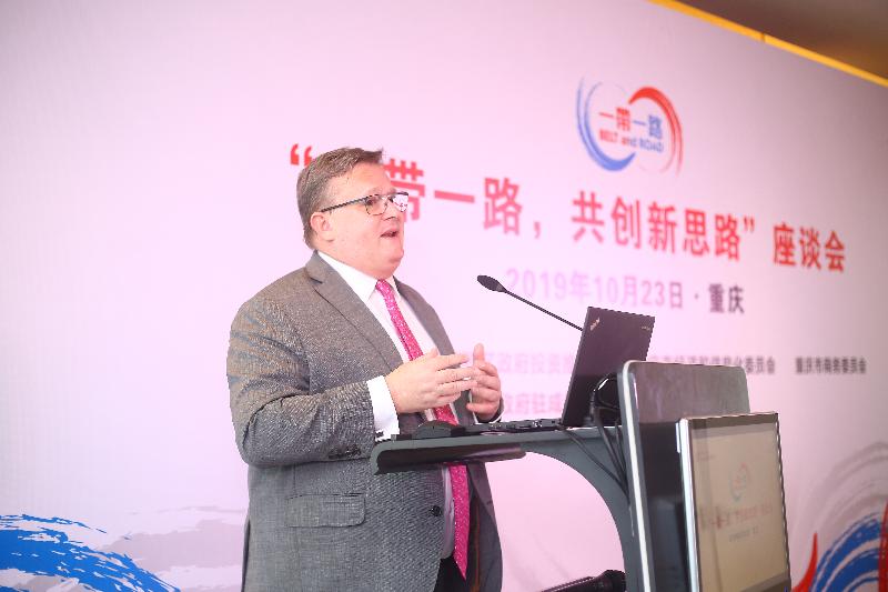 The Director-General of Investment Promotion at Invest Hong Kong, Mr Stephen Phillips, encourages local enterprises to make use of Hong Kong's platform and its business advantages to accelerate companies' overseas expansion amid the Belt and Road Initiative at the roundtable in Chongqing, today (October 23). 
