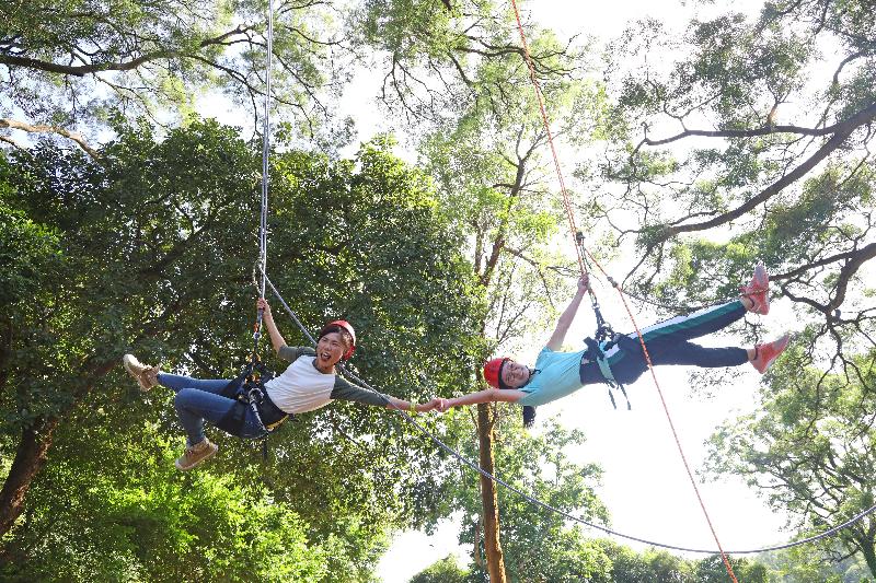The Agriculture, Fisheries and Conservation Department will hold the MacLehose Trail 40th Anniversary Celebration Day at Shing Mun Country Park (Sections 6 and 7 of the MacLehose Trail) this Saturday (October 26). Photo shows recreational tree climbing, which will be featured on the Celebration Day.