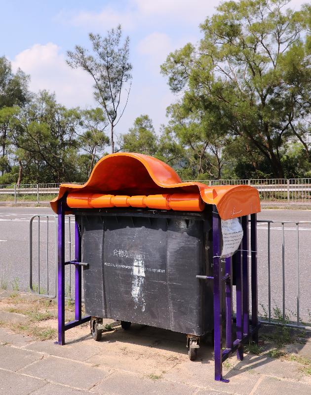 To reduce nuisance caused by wild animals such as wild pigs and monkeys searching for food at outdoor refuse facilities, the Agriculture, Fisheries and Conservation Department recently rolled out three new designs of wildlife-resistant bins and containers as the first phase of trial. Photo shows the first new design, which is a large rubbish bin that blocks raids by wild pigs. The rubbish bin is housed in a fenced enclosure fixed to the ground to prevent wild pigs from pushing over the bin. The smaller opening and the roller of the enclosure prevent wild pigs from climbing into the bin.