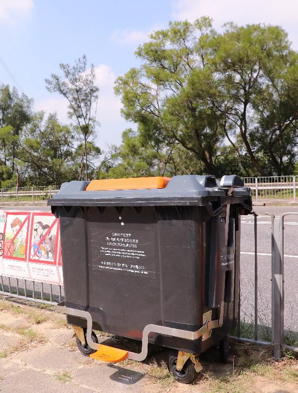 To reduce nuisance caused by wild animals such as wild pigs and monkeys searching for food at outdoor refuse facilities, the Agriculture, Fisheries and Conservation Department recently rolled out three new designs of wildlife-resistant bins and containers as the first phase of trial. Photo shows the second new design, which is a large rubbish bin that prevents raids by monkeys. The tightly closed lid stops monkeys from obtaining garbage directly from opening the lid, while the foot pedal allows the public to open the lid easily.