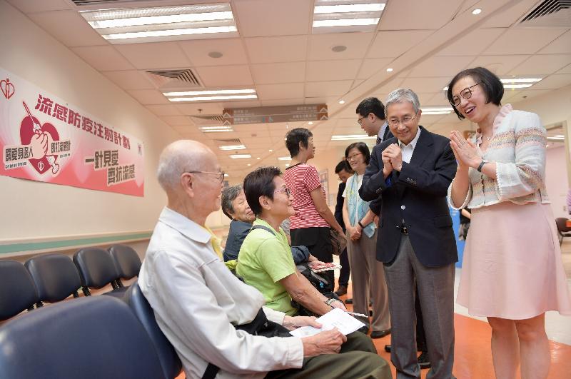 The Secretary for Food and Health, Professor Sophia Chan (first right), chats with elderly people waiting to receive their vaccinations during her visit to the Kwun Tong Community Health Centre today (October 24). Looking on is the Chairman of the Hospital Authority, Professor John Leong (second right).