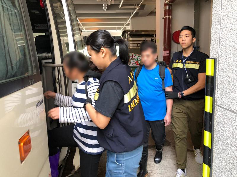 The Immigration Department mounted territory-wide anti-illegal worker operations codenamed "Twilight", "Greenlane" and "Rally" from October 21 to 24. Photo shows suspected illegal workers arrested during the operation.
