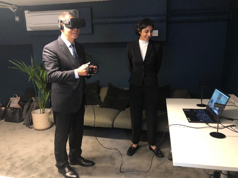 財政司司長陳茂波（左）十月二十五日（倫敦時間）到訪英國倫敦與牛津大學分支的精神健康科技機構Oxford VR，了解應用虛擬實境科技在精神健康治療上的發展。