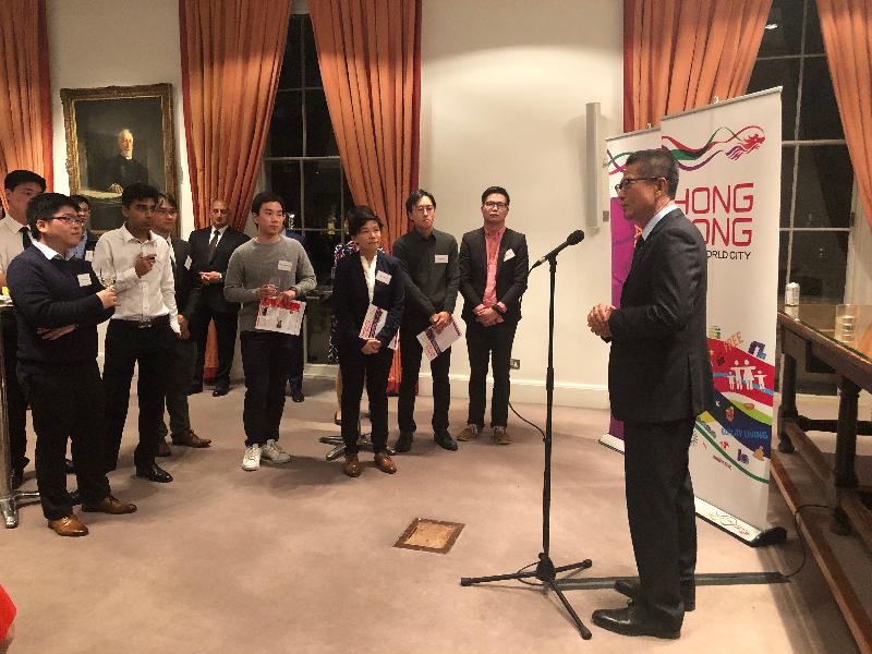 財政司司長陳茂波十月二十五日（倫敦時間）在英國倫敦與香港卓越獎學金計劃的在英留學生聚會。圖示陳茂波（右）在聚會上致辭。