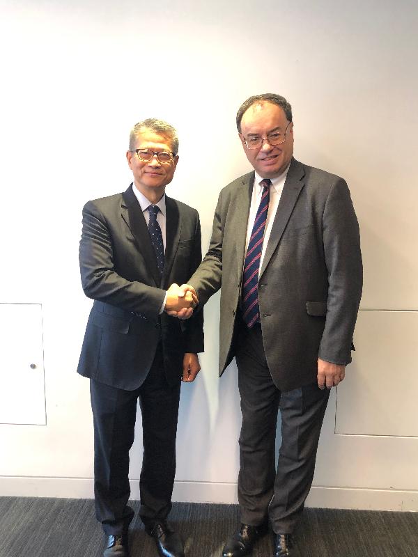 The Financial Secretary, Mr Paul Chan (left), met with the Chief Executive of the Financial Conduct Authority in the United Kingdom, Mr Andrew Bailey, in London, the United Kingdom on October 25 (London time) to exchange views on further promoting co-operation in financial innovation.