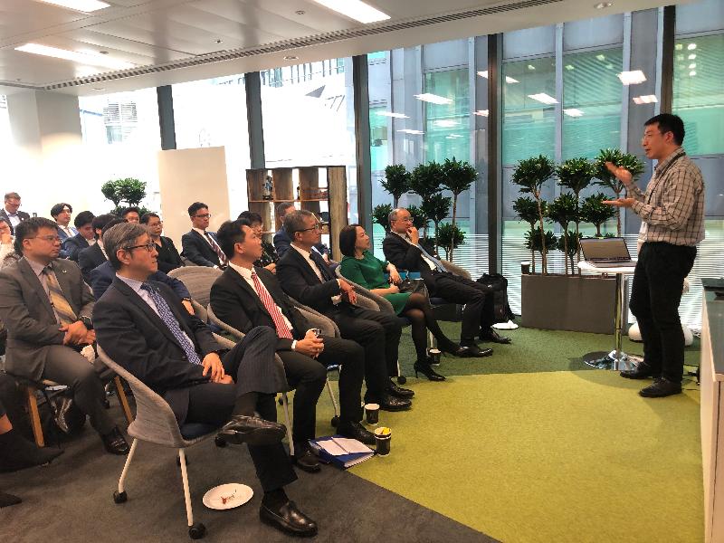 The Financial Secretary, Mr Paul Chan, led a Hong Kong fintech delegation to visit the Accenture Fintech Innovation Hub in London yesterday (October 28, London time). Photo shows Mr Chan (front row, centre); the Chief Executive Officer of the Hong Kong Cyberport Management Company Limited, Mr Peter Yan (front row, first left); the Special Representative for Hong Kong Economic and Trade Affairs to the European Union, Mr Eddie Cheung (front row, second left); and the Director-General of the Hong Kong Economic and Trade Office, London, Miss Winky So (front row, fourth left), being briefed by a representative of Accenture Fintech Innovation Hub on fintech trends including the latest developments in virtual banking in the UK.