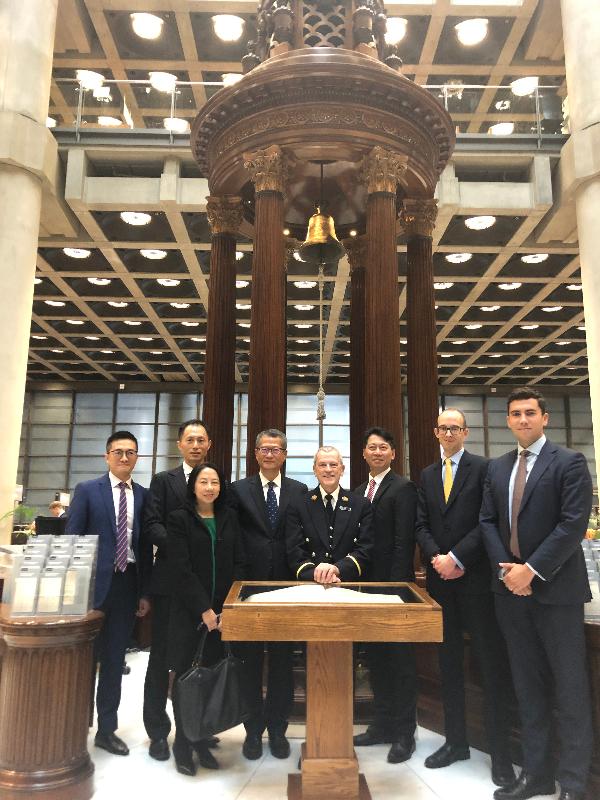 The Financial Secretary, Mr Paul Chan (fourth left); the Special Representative for Hong Kong Economic and Trade Affairs to the European Union, Mr Eddie Cheung (third right); and the Director-General of the Hong Kong Economic and Trade Office, London, Miss Winky So (third left), visited Lloyd's of London in London yesterday (October 28, London time).