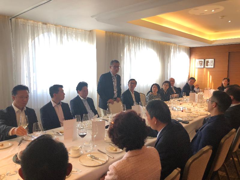 The Financial Secretary, Mr Paul Chan (fourth left), had lunch with Hong Kong people living in the United Kingdom in London on the day before (October 27, London time) to brief them on Hong Kong's latest development and learn about their everyday lives.