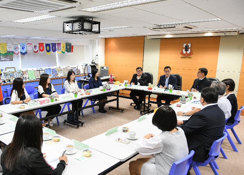 During his visit to TWGHs Kwan Fong Kai Chi School today (October 29), the Secretary for Education, Mr Kevin Yeung (second right), meets with representatives of the school sponsoring body, teaching staff and the parent-teacher association of the school.