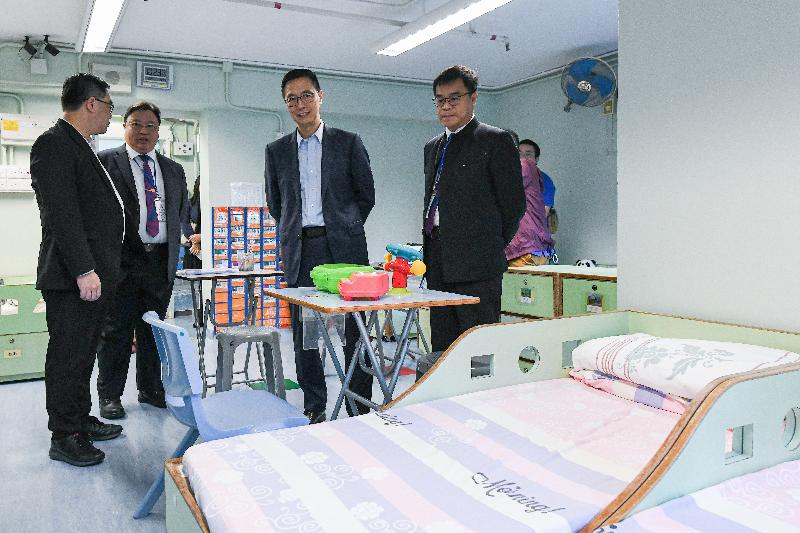 The Secretary for Education, Mr Kevin Yeung (second right), apart from visiting the campus of TWGHs Kwan Fong Kai Chi School, also visits the boarding section of the school at Chuk Yuen North Estate today (October 29) to learn more about the boarding service and related facilities.