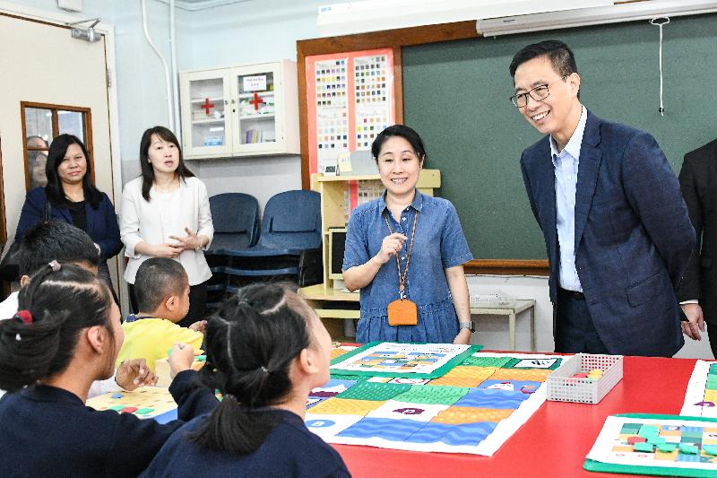 教育局局长杨润雄（右一）今日（十月二十九日）探访东华三院群芳启智学校，了解有特殊教育需要学生的学习情况，包括参观STEM教育活动。