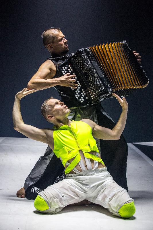 Finnish innovators Tero Saarinen and Kimmo Pohjonen have joined forces to stage the one-of-a-kind production "Breath" on November 8 and 9 at the Ko Shan Theatre New Wing, offering audiences an unconventional music, dance and visual journey.