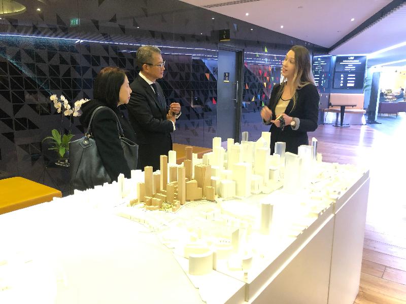 財政司司長陳茂波（中）和香港駐倫敦經濟貿易辦事處處長蘇婉玲（左）十月二十九日（倫敦時間）在英國倫敦到訪歐洲現時最大的創業孵化器Level 39。