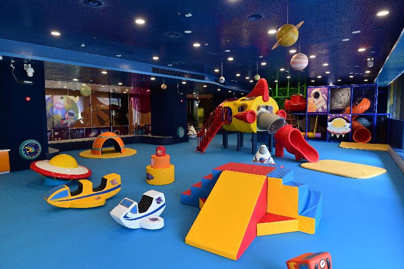 全新的兆麟體育館位於屯門兆麟政府綜合大樓的二樓至五樓，面積約五千九百平方米。圖示康樂及文化事務署在區內首個室內兒童遊戲室。
