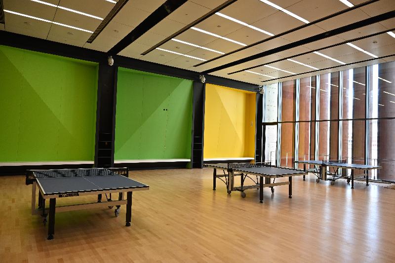 全新的兆麟體育館位於屯門兆麟政府綜合大樓的二樓至五樓，面積約五千九百平方米。圖示在首階段開放的乒乓球室。